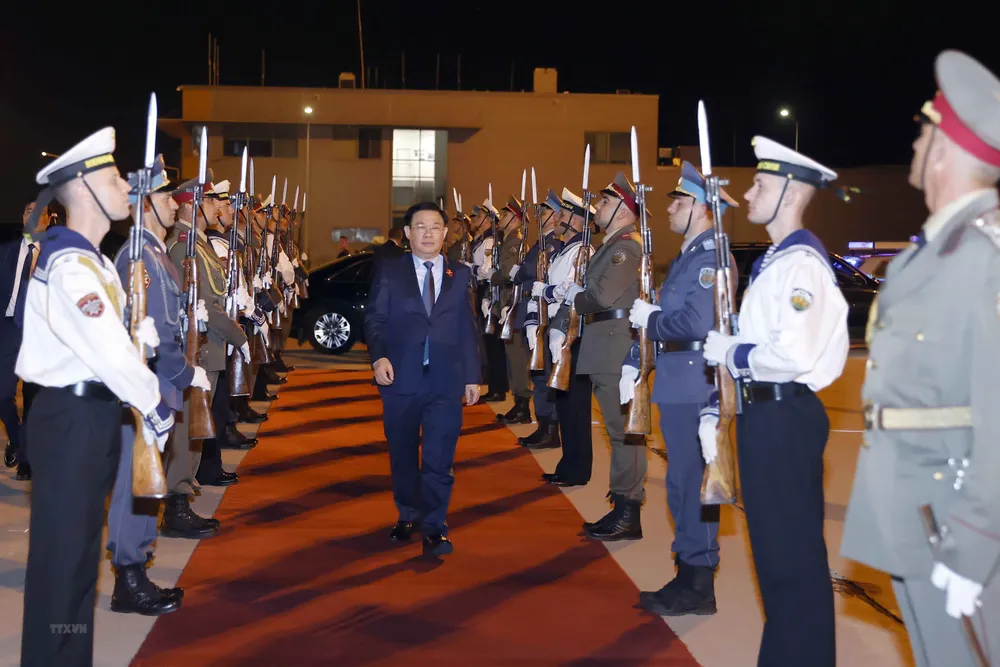 Lễ tiễn Chủ tịch Quốc hội Vương Đình Huệ tại sân bay thành phố Burgas, Bulgaria. Ảnh: Doãn Tấn/TTXVN