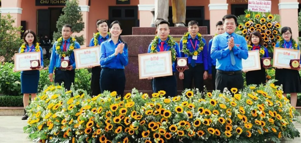 Bí thư Thành đoàn TPHCM Phan Thị Thanh Phương tuyên dương thủ lĩnh thanh niên công nhân tiêu biểu. Ảnh: THÁI PHƯƠNG