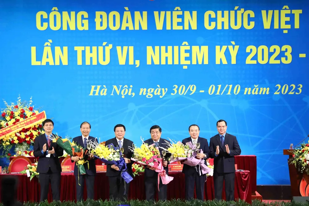 Chủ tịch Tổng Liên đoàn Lao động Việt Nam Nguyễn Đình Khang trao “giải cống hiến” cho các cá nhân. Ảnh: TTXVN