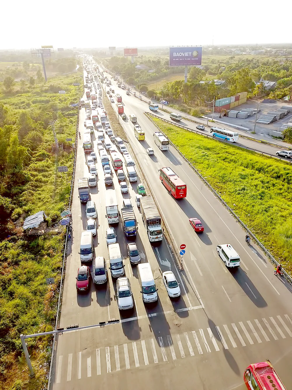 Phương tiện lưu thông trên đường cao tốc TPHCM - Trung Lương. Ảnh: HOÀNG HÙNG