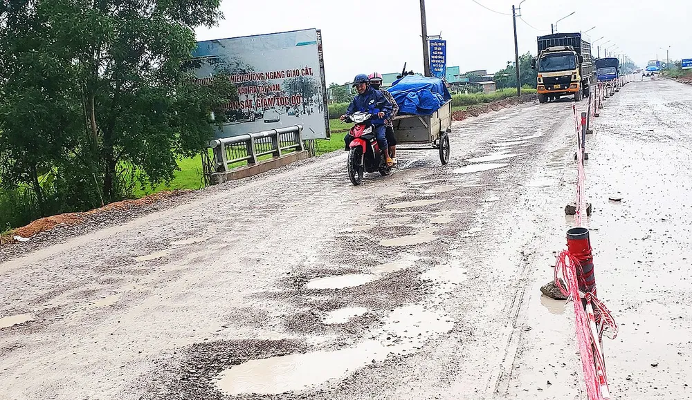 Thi công, nâng cấp quốc lộ 1A qua tuyến tránh thị xã An Nhơn (Bình Định) giữa mùa mưa với nhiều hệ lụy, nguy cơ gây mất an toàn