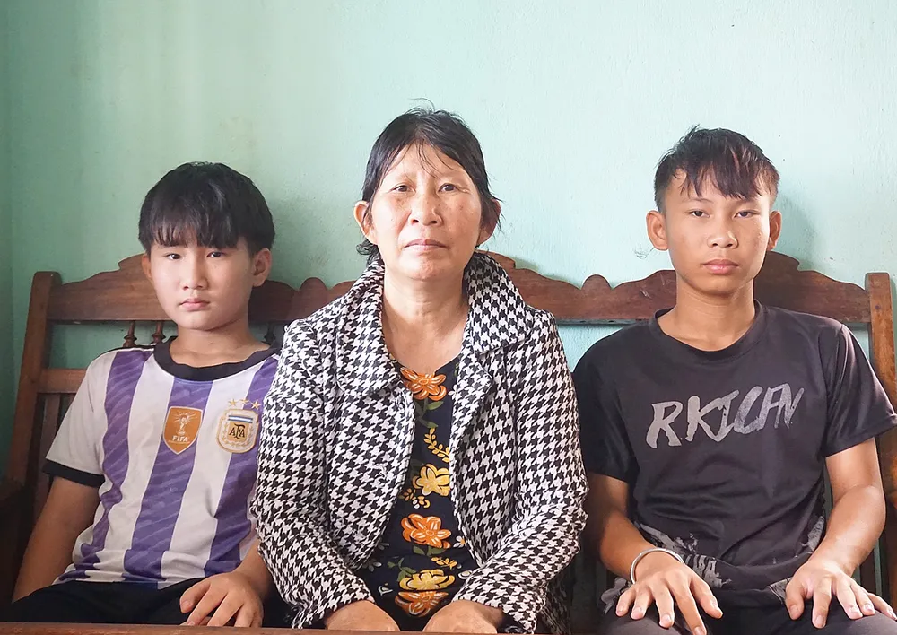 Mẹ ung thư một mình nuôi 2 con ảnh 1