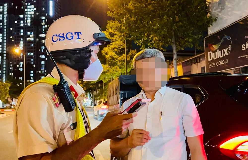 Đội CSGT Hàng Xanh (TPHCM) kiểm tra nồng độ cồn người đi đường Đội CSGT Hàng Xanh (TPHCM) kiểm tra nồng độ cồn người đi đường