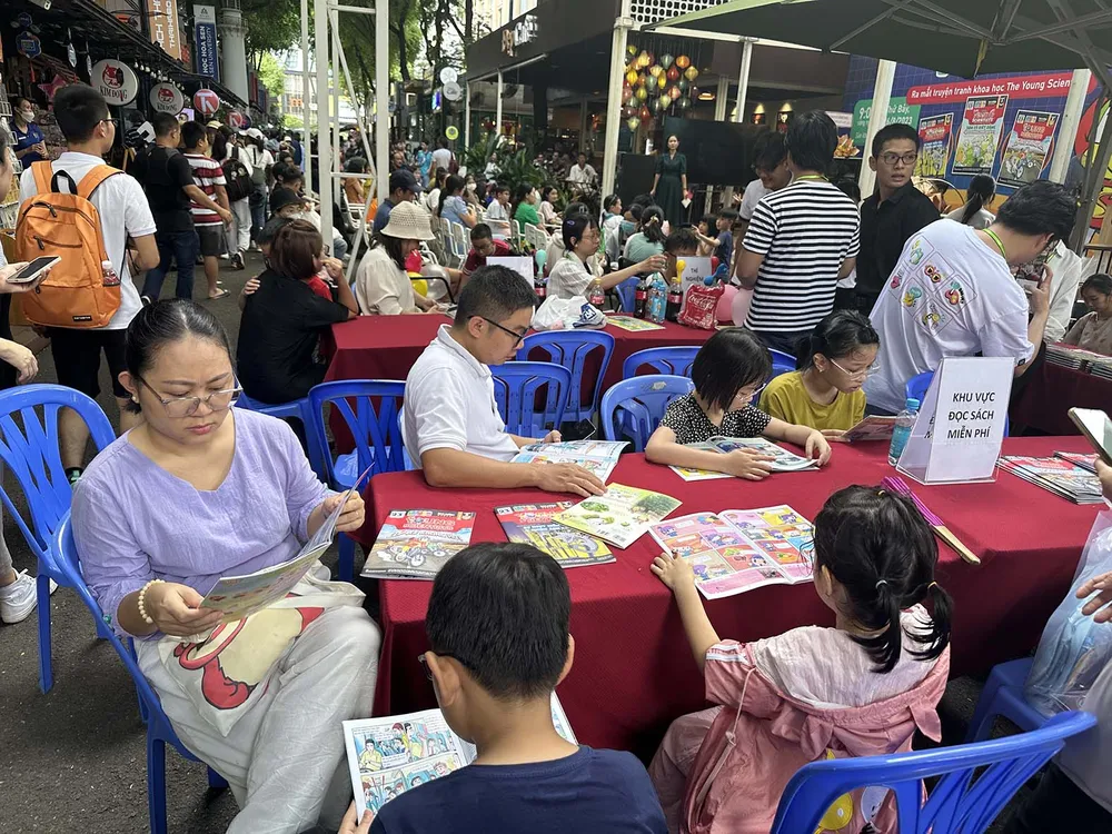 Các bạn nhỏ đọc sách miễn phí tại Đường sách TPHCM Các bạn nhỏ đọc sách miễn phí tại Đường sách TPHCM