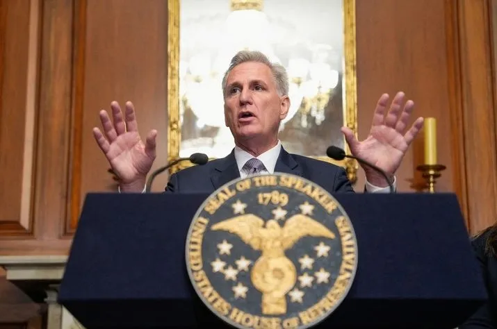 Chủ tịch Hạ viện Mỹ Kevin McCarthy trao đổi với báo giới sau khi dự luật tạm thời được thông qua tại Washington, ngày 30-9. Ảnh: REUTERS Chủ tịch Hạ viện Mỹ Kevin McCarthy trao đổi với báo giới sau khi dự luật tạm thời được thông qua tại Washington, ngày 30-9. Ảnh: REUTERS