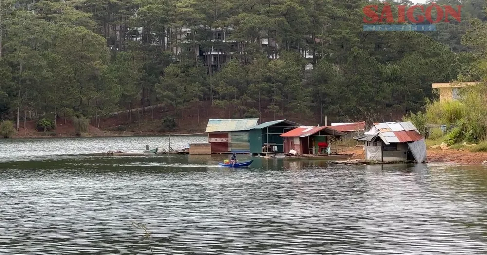 Nhà nổi trên hồ Tuyền Lâm, TP Đà Lạt. Ảnh: ĐOÀN KIÊN Nhà nổi trên hồ Tuyền Lâm, TP Đà Lạt. Ảnh: ĐOÀN KIÊN