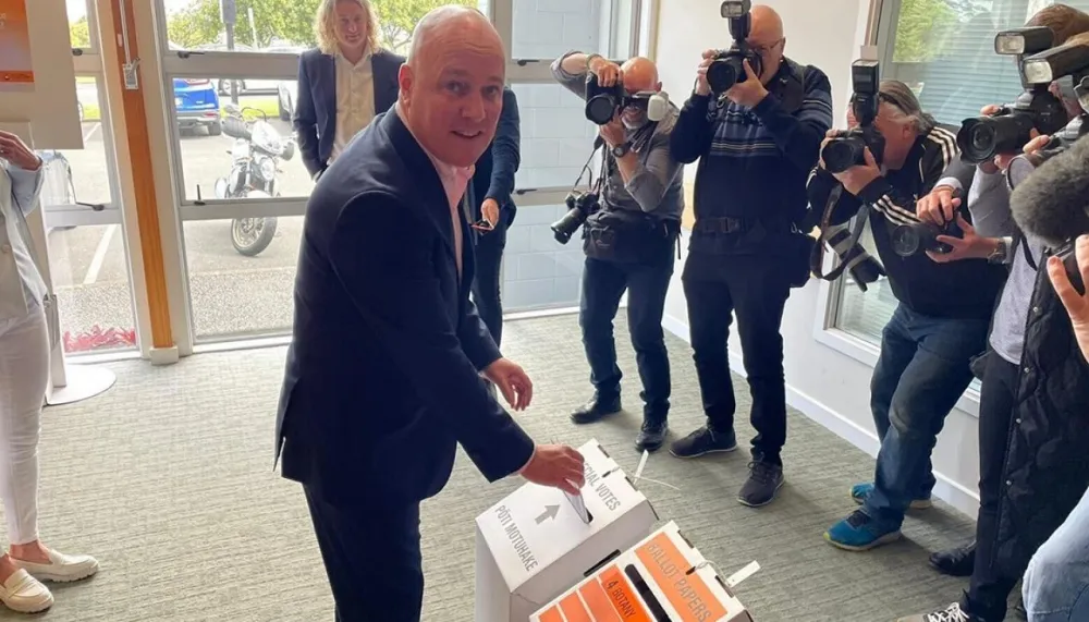 Lãnh đạo đảng Dân tộc Christopher Luxon đi bỏ phiếu sớm vào ngày 2/10/2023. Nguồn TIM COLLINS