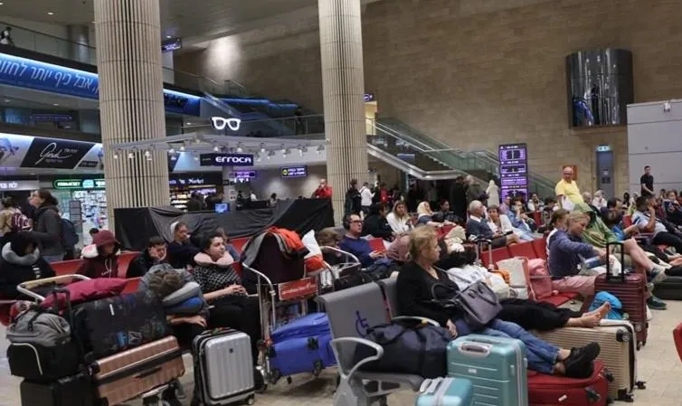 Hành khách chờ đợi tại sân bay Ben Gurion ở Tel Aviv (Israel) khi nhiều chuyến bay bị hủy do xung đột Hamas-Israel, ngày 7-10-2023. Nguồn: TTXVN Hành khách chờ đợi tại sân bay Ben Gurion ở Tel Aviv (Israel) khi nhiều chuyến bay bị hủy do xung đột Hamas-Israel, ngày 7-10-2023. Nguồn: TTXVN
