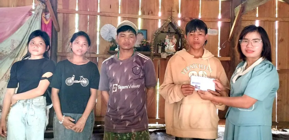 Trao tiền hỗ trợ cho các con ông A PLớp