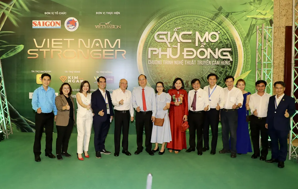 Phó Bí thư Thành ủy TPHCM Nguyễn Hồ Hải và Trưởng Ban Tuyên giáo Thành ủy TPHCM Phan Nguyễn Như Khuê chụp ảnh cùng ban tổ chức chương trình Viet Nam Stronger