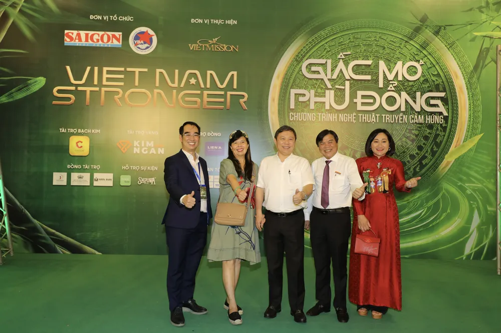 Phó Chủ tịch UBND TPHCM Dương Anh Đức và phu nhân chụp ảnh cùng Ban tổ chức chương trình Viet Nam Stronger