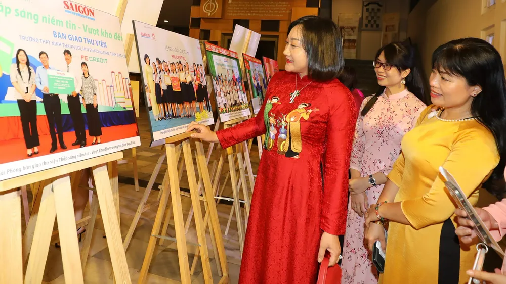 Phó Tổng Biên tập Báo Sài Gòn Giải Phóng Bùi Thị Hồng Sương tại triển lãm ảnh bên lề chương trình Viet Nam Stronger