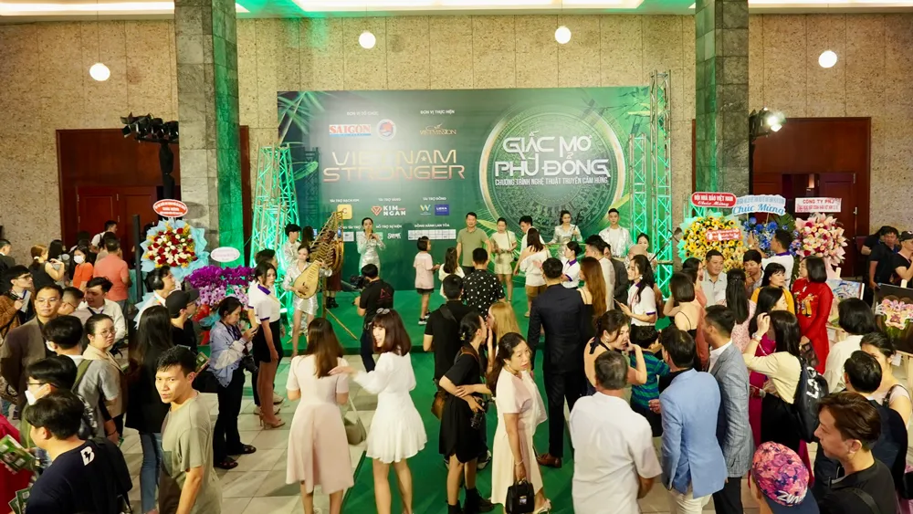 Đông đảo khán giả đến tham dự chương trình Viet Nam Stronger