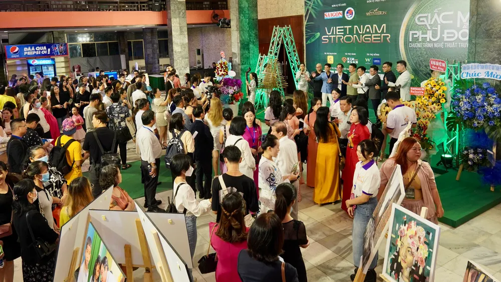 Đông đảo khán giả đến tham dự chương trình Viet Nam Stronger