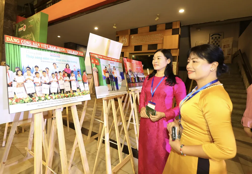 Khán giả tại triển lãm ảnh bên lề chương trình Viet Nam Stronger