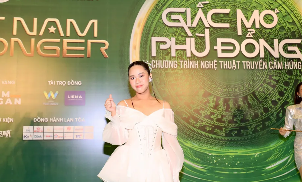 Ca sĩ, Hoa hậu Du lịch sinh thái quốc tế 2021 Bella Vũ là nghệ sĩ đầu tiên xuất hiện. Cô cũng là đại sứ chương trình Viet Nam Stronger