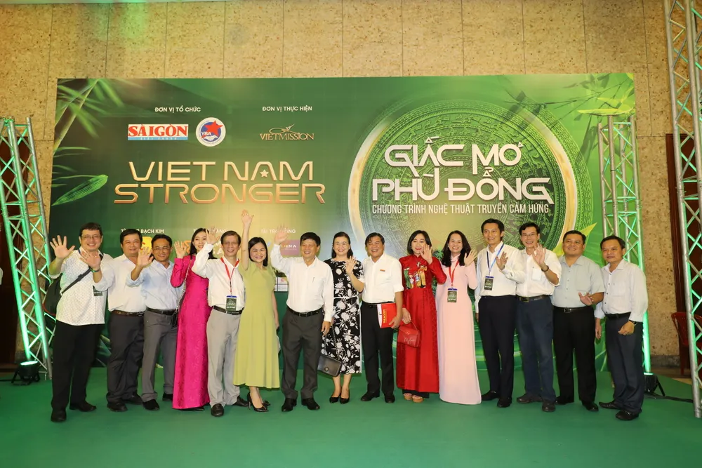 Ban tổ chức chụp ảnh lưu niệm cùng khách mời tại chương trình Viet Nam Stronger