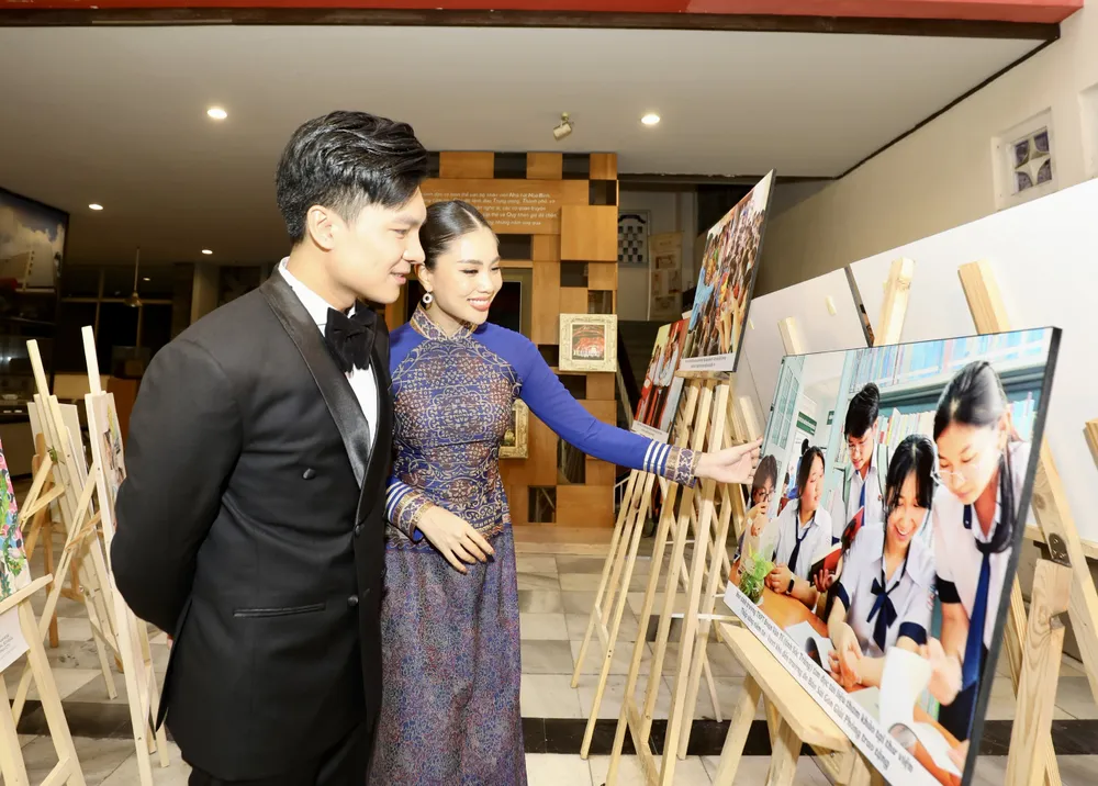 Các ca sĩ, người mẫu... tham gia chương trình Viet Nam Stronger