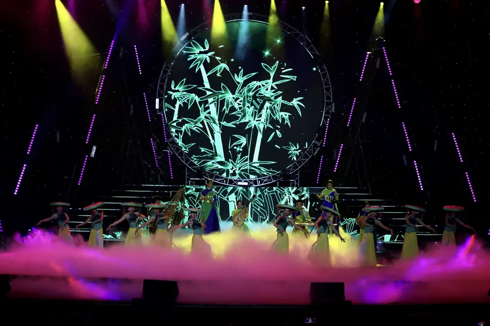 Ban nhạc dân tộc Sài Gòn ơi và Đoàn Nghệ thuật Dân tộc hiện đại Ngọc Trai Việt hòa tấu nhạc cụ dân tộc “Cây trúc xinh”