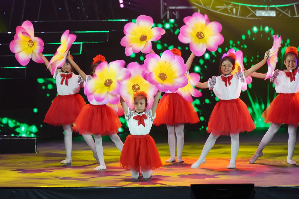 Tốp ca thiếu nhi SiSi trình diễn ca khúc mới Thắp sáng niềm tin - Vượt khó đến trường