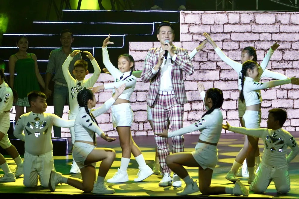 Ca sĩ Nguyễn Phi Hùng thể hiện ca khúc "Ngày bình yên" do chính anh sáng tác