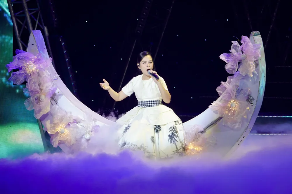 Ca sĩ Ngọc Mai trình diễn ca khúc "Lời ru ánh sáng"