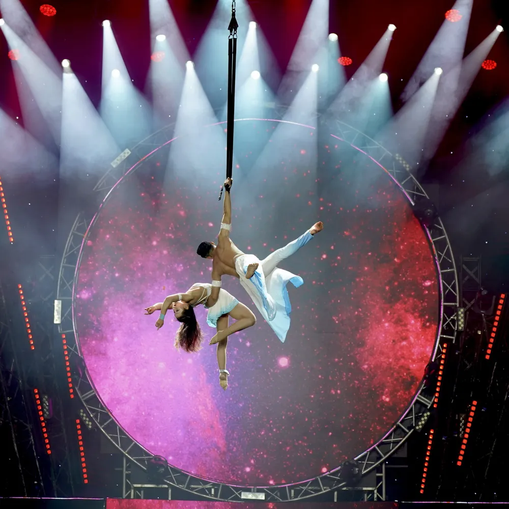 Hai nghệ sĩ xiếc Hiển Phước - Thanh Hoa với tiết mục "Khoảnh khắc tình yêu"