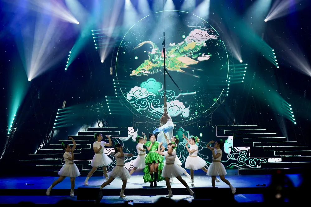 Ca sĩ Phương Mỹ Chi trình diễn 2 ca khúc “Vũ trụ có anh” và “Những ngôi sao xa xôi”