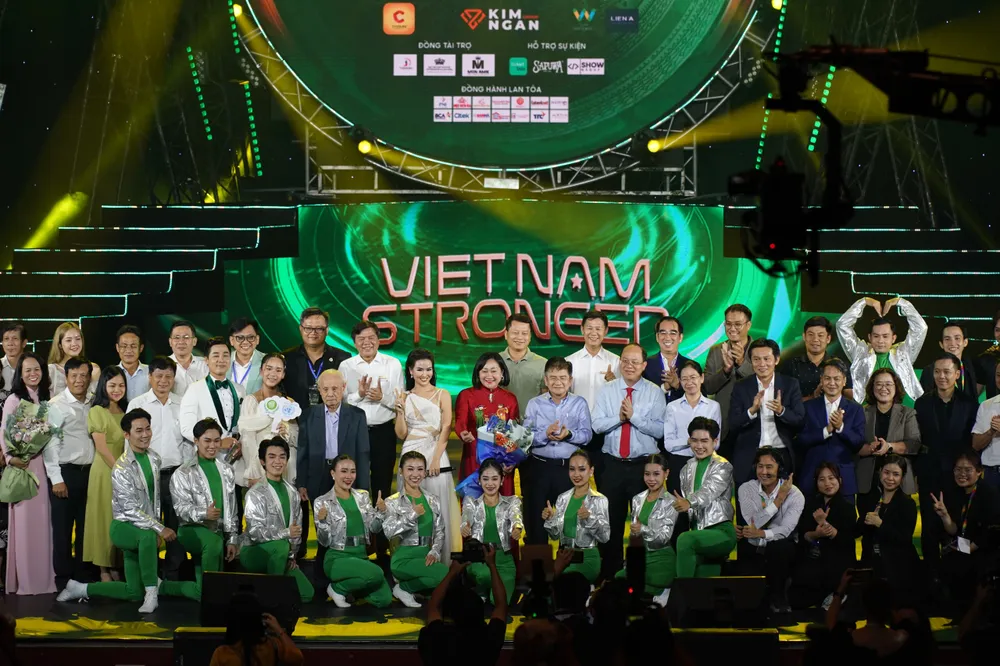 Kết thúc chương trình Viet Nam Stronger, lãnh đạo TPHCM, ban tổ chức cùng các nghệ sĩ chụp ảnh lưu niệm