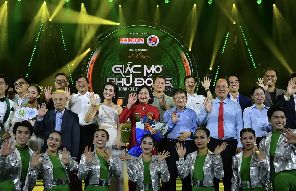 Lãnh đạo TPHCM, ban tổ chức cùng các nghệ sĩ chụp ảnh lưu niệm