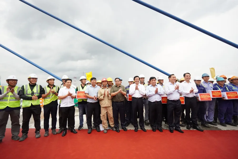 Thủ tướng Phạm Minh Chính biểu dương tinh thần "tự lực tự cường" của các đơn vị thi công đã hoàn thành vượt tiến độ đề ra. Ảnh: HOÀNG HÙNG