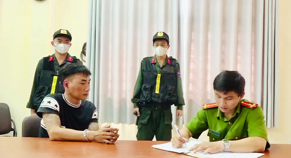 Công an lấy lời khai của Châu Phát Ti, đối tượng cầm đầu băng nhóm tội phạm thu tiền “bảo kê” ở chợ đầu mối Bình Điền Công an lấy lời khai của Châu Phát Ti, đối tượng cầm đầu băng nhóm tội phạm thu tiền “bảo kê” ở chợ đầu mối Bình Điền