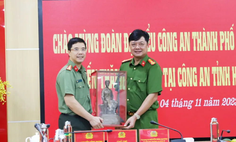 Công an Hà Tĩnh tặng quà lưu niệm cho Công an TPHCM