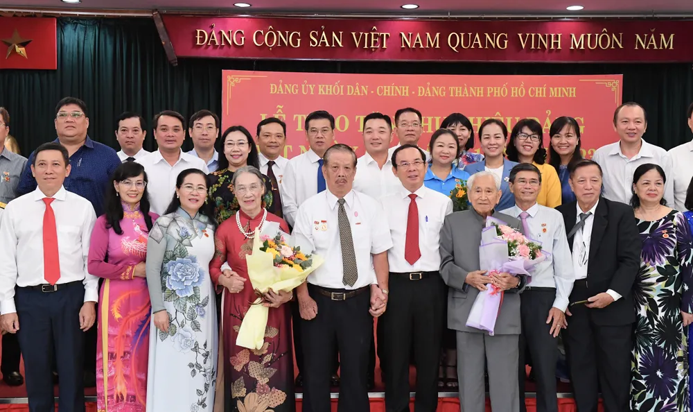 Bí thư Thành ủy TPHCM Nguyễn Văn Nên cùng các đồng chí lãnh đạo TPHCM, các đại biểu tham dự Lễ trao huy hiệu Đảng. Ảnh: VIỆT DŨNG