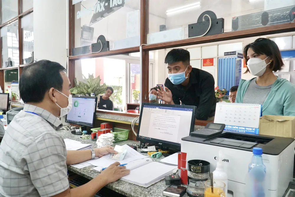 Công chức phường Bình Hưng Hòa A, quận Bình Tân, TPHCM giải quyết thủ tục hành chính cho người dân