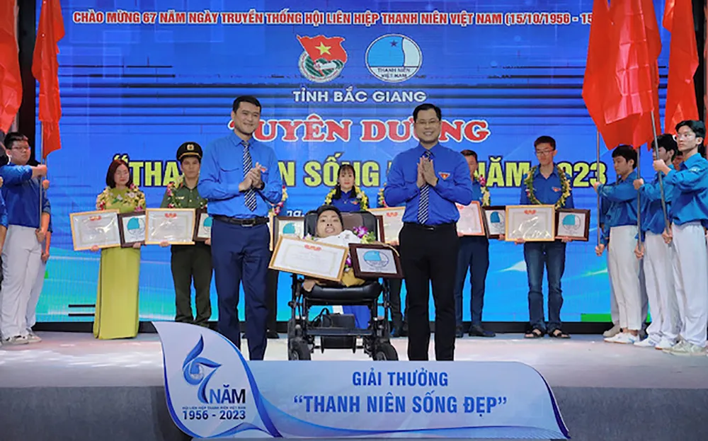 Anh Mạnh nhận giải thưởng Thanh niên sống đẹp 2023 của Hội Liên hiệp Thanh niên tỉnh Bắc Giang. Ảnh: Nhân vật cung cấp