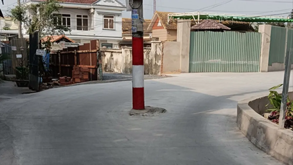 Trụ điện giữa đường