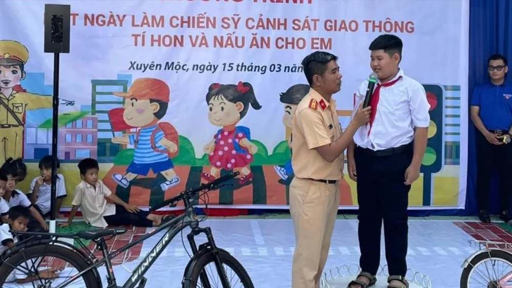 Các thiếu nhi trải nghiệm chương trình “Một ngày làm chiến sĩ”