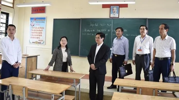 Đoàn công tác số 4 kiểm tra công tác chuẩn bị thi tại một số điểm thi.jpg