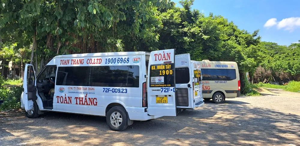 Nhiều tài xế của hãng xe Toàn Thắng đưa xe đến đậu tại công viên Thống Nhất