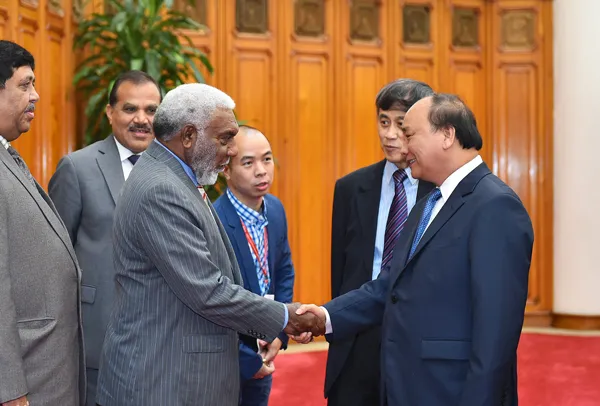 Thủ tướng Nguyễn Xuân Phúc chào mừng Đoàn đại biểu Liên minh HTX  quốc tế khu vực châu Á-Thái Bình Dương sang dự Hội nghị Bộ trưởng HTX khu vực châu Á-Thái Bình Dương lần thứ 10 tại Hà Nội. Ảnh: VGP