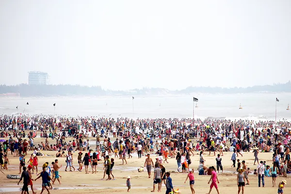 Bãi tắm Thùy Vân đông người vào ngày nghỉ lễ