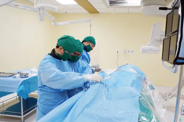 Đặt stent điều trị nhồi máu cơ tim cấp cho cụ bà 88 tuổi ảnh 1