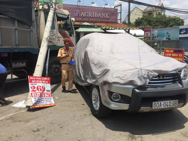 Xe tải mất lái đâm gãy trụ điện, nhiều người hoảng loạn ảnh 1