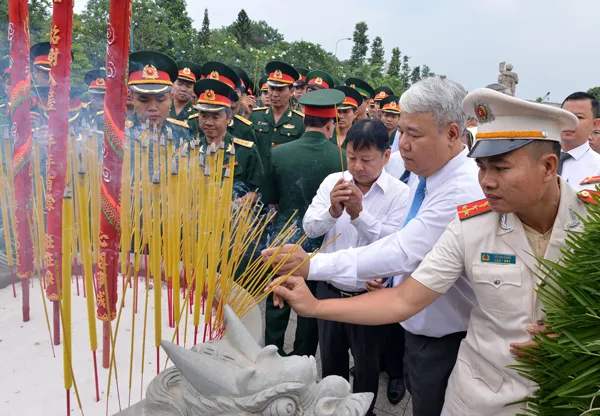 Lãnh đạo TPHCM dâng hương tưởng niệm các anh hùng liệt sĩ ảnh 1