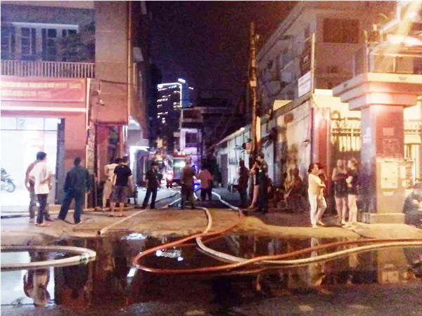 Lửa thiêu rụi 3 căn nhà ở quận 1 trong đêm ảnh 1