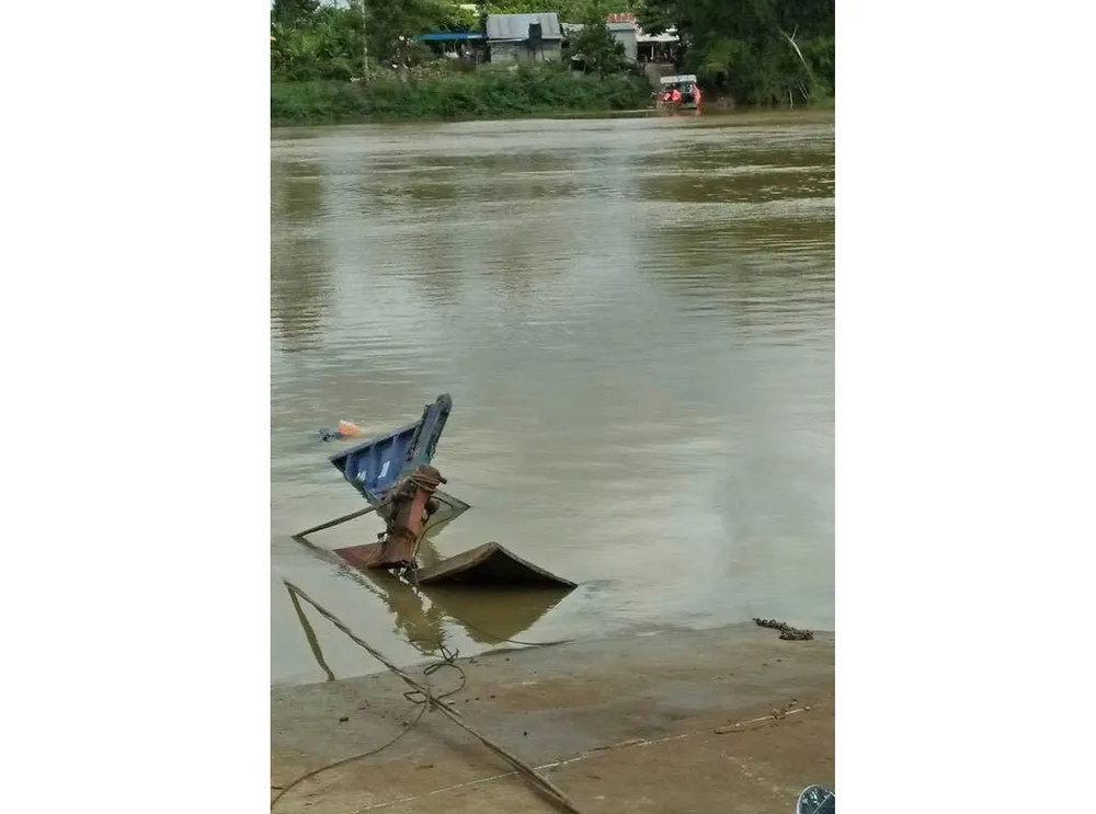 Phà chở xe tải chìm trên sông Đồng Nai ảnh 1