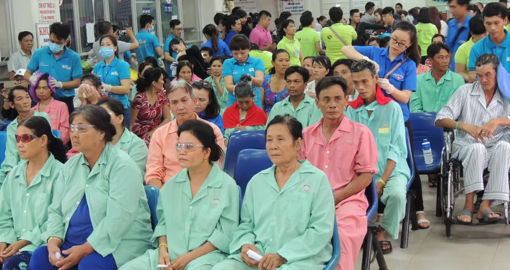 Ngày “Chủ nhật chia sẻ yêu thương” tại Bệnh viện Chợ Rẫy ảnh 5