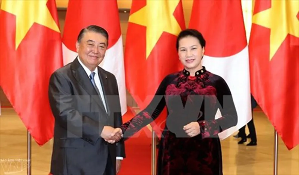 Chủ tịch Quốc hội Nguyễn Thị Kim Ngân đón Chủ tịch Hạ viện Nhật Bản Tadamori Oshima. Ảnh: TTXVN 