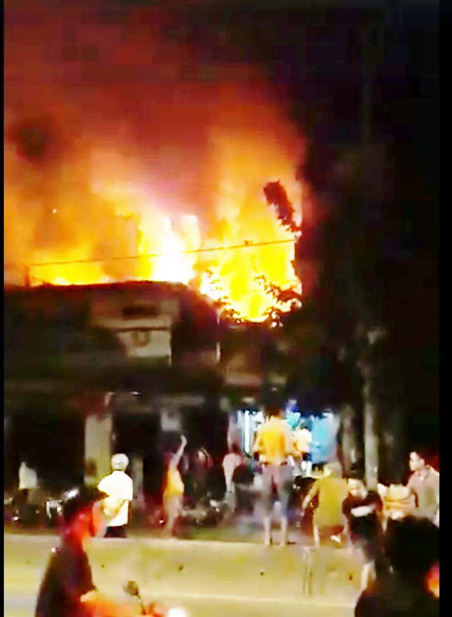 Cháy lúc nửa đêm, tiệm sửa xe máy bị thiêu rụi ảnh 1